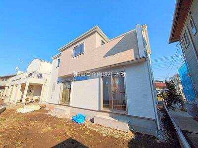 外観：現在工事中(令和7年5月下旬完成予定)60坪の広々とした敷地。全室南向きの陽当り良好な住まいです。小・中学校まで徒歩5分圏内の子育て向けの立地です！