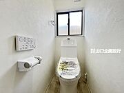 1・2階トイレは温水洗浄便座付き。清潔感あふれるホワイトクロスで、明るく爽やかな空間です。