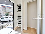 靴をたっぷりしまえるトール型シューズボックスに、ホール収納もプラス。玄関がすっきり片付く使い勝手の良い設計です。