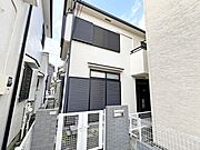 落ち着いたモノトーンのデザインが施された外装。周囲の街並みにも調和しやすく、飽きのこない佇まいです。