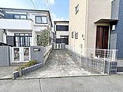 敷地を効率よく活かしたカースペースを備え、スマートな外構計画となっています。