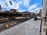 駐車場：駐車場は開放感たっぷり。コンクリート仕様のすっきりとしたデザインが、さらに空間の広がりを感じさせます。