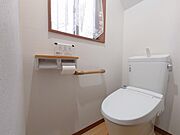 1・2階トイレは温水洗浄便座付き。清潔感あふれるホワイトクロスで、明るく爽やかな空間です。