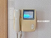 来訪者を室内で確認できるモニター付きインターホン※LDKに設置