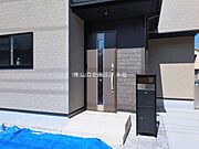 玄関は奥まった設計なので、雨の日でも玄関まわりが濡れにくく、置き配や荷物の受け取りも快適です。