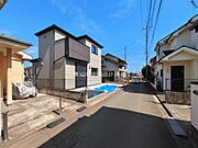 小学校・幼稚園・公園が徒歩圏に揃い、スーパーやコンビニも近く、子育て世帯が暮らしやすい落ち着いた住環境です。