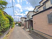 スーパー・コンビニが徒歩数分の距離にまとまり、日々の買い物がスムーズな住環境です。