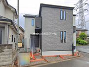 スーパー・コンビニが徒歩数分の距離にまとまり、日々の買い物がスムーズな住環境です。