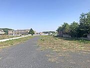 【約1035坪の広大な敷地】資材や車両の保管スペース、事業の新たな拠点としてゆとりを持って活用できる更地です／販売現地。