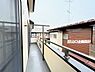 バルコニー：物干し竿置きもあり洗濯物を干す際にも大変重宝します。
