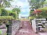 外観：石積みや植栽に囲まれた現地アプローチ。既存の景観を活かしながら、新しい住まいを描けます。