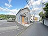 外観：下山口駅徒歩9分、小学校徒歩3分。通勤通学と日々の買物をまとめやすい立地です。