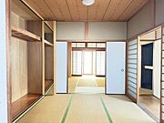 2階和室4.5帖です。(収納扉が開いている状態です。）