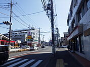 東側前面道路。