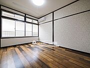 「茶」が映える白を基調とした優しい室内