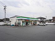 ファミリーマート(240m)