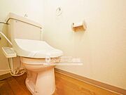 トイレは快適な温水洗浄暖房便座付き