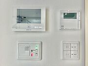 各種設備。リビングから玄関ドアの施錠・解錠が可能なスマートキーを完備（左下）。