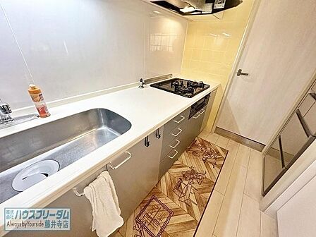 広い空間のあるシステムキッチン