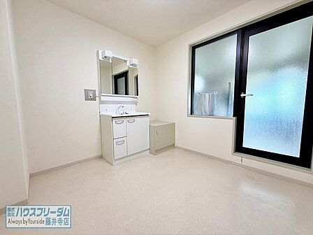 置き場所に困る美容家電を、出し入れしやすい空間