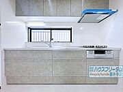 壁付キッチンなのでリビングを広々使えます！