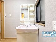 白で統一された洗面台は清潔感があります