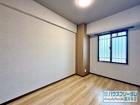 落ち着いた色合いのお部屋は寝室におすすめ。