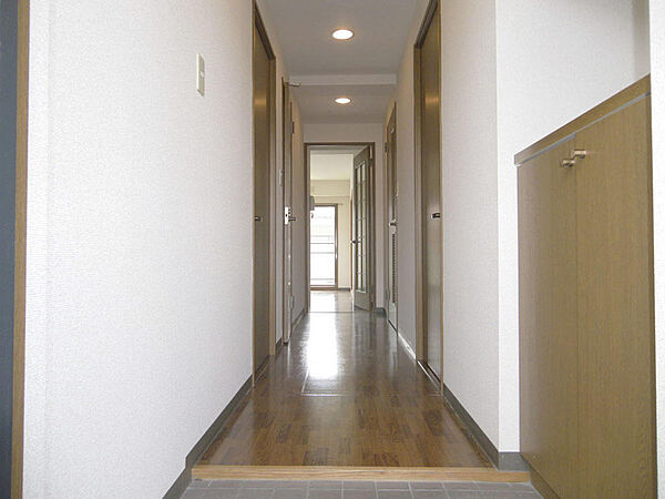 画像24:玄関廊下