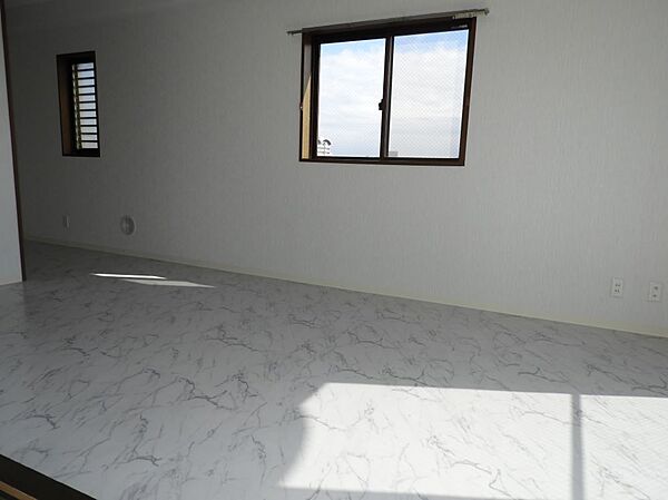 画像7:明るいリビングダイニングの床は白の大理石調に張替えました