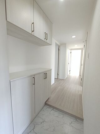 明るい玄関には...