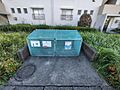 建物の前にゴミ...