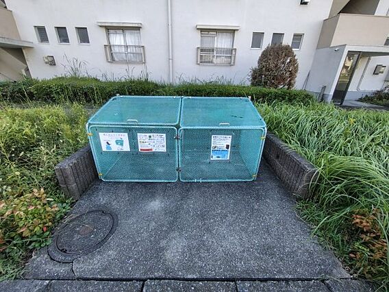 建物の前にゴミ...