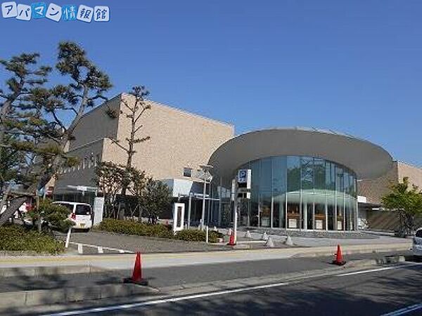 画像19:新潟市立中央図書館 704m