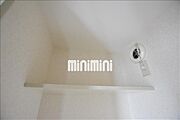 トイレ上部のに棚ございます