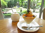 飲食店「赤門テラスなゆた　庭があり、内装もお洒落なカフェ　まで630m」