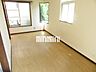 リビング/ダイニング：3面採光の明るいお部屋。