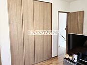 【2階・洋室】大きなクローゼットがある明るいお部屋です。