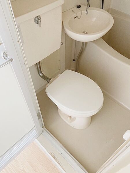 画像6:白色を基調とした綺麗な洋式トイレです♪