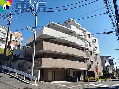 外観:落ち着いたブラウンと白のタイル貼りがお洒落な中層マンション。青空に映えるスタイリッシュな外観デザインが目を引きます。金沢文庫駅行きのバス停が目の前です 外観:落ち着いたブラウンと白のタイル貼りがお洒落な中層マンション。青空に映えるスタイリッシュな外観デザインが目を引きます。金沢文庫駅行きのバス停が目の前です