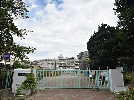 六浦小学校まで約350m♪地域の防災拠点です。