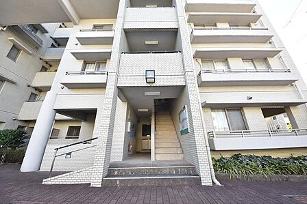 エントランス♪1フロア2住居　入って右（西側）が3LDK　左（東側）が２LDK