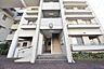 エントランス：エントランス♪1フロア2住居　入って右（西側）が3LDK　左（東側）が２LDK