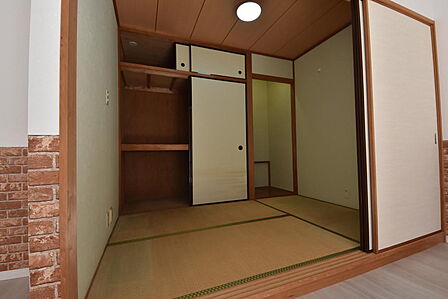 和室約3帖　間取り図では6帖になっていますが　現状は3帖です。