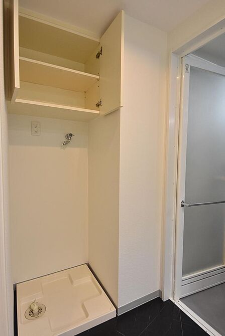 洗濯機置場 吊り戸棚も付いて スペースを無駄にしません。