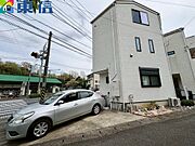 外観　白を基調とした、清潔感あふれる3階建ての新築住宅。駐車スペースも完備で、愛車と共に快適な新生活。窓が多く、陽当たりも風通しも良好。便利な立地で、毎日が充実。