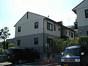 閑静な住宅街に佇む積水ハウス施工ハイツです。