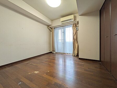 洋室は家具との調和を取りやすいフローリング仕様