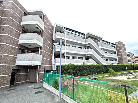 中庭のある住環境の良い低層マンションです