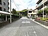 周辺：周辺は緑豊かで閑静な住宅街