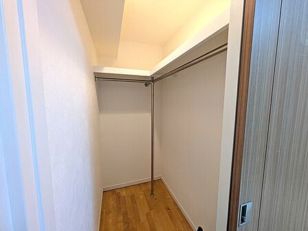 奥行きがある広々としたクローゼットです。